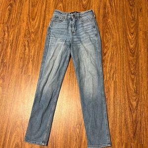 Hollister w24 x l27 0R Ultra High Rise Mom Jean